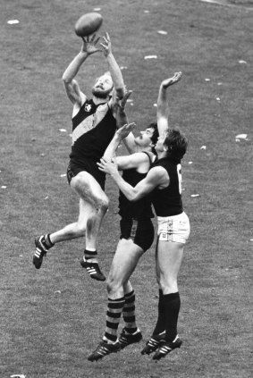 Richmond’s Jim Jess marking over his captain, David Cloke and Carlton’s Mario Bortolotto.