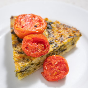 Spinach, feta and rice tart with tomatoes.