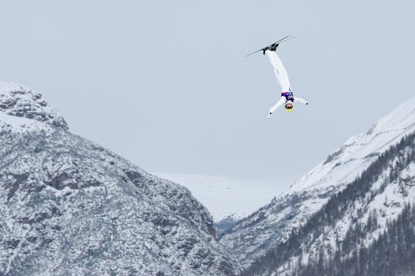 Danielle Scott de Australia en la final femenina de acrobacia aérea.