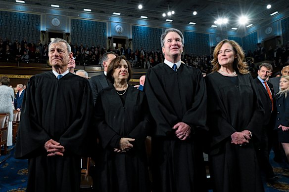 Da sinistra, il giudice capo John Roberts, il giudice Elena Kagan, il giudice Brett Kavanaugh e il giudice Amy Coney Barrett stanno davanti al presidente Donald Trump che proclama lo stato dell'Unione.