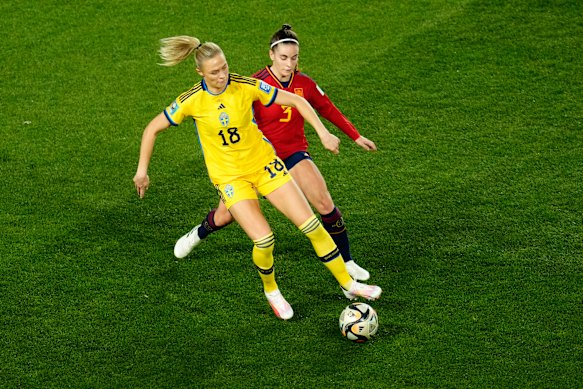 Sweden’s Fridolina Rolfo, left, and Spain’s Teresa Abelleira.