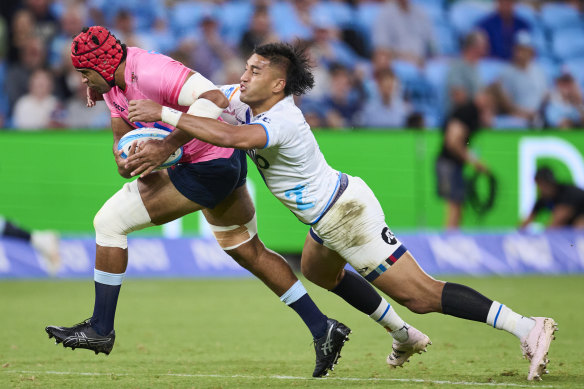 Langi Gleeson on the charge for the Waratahs