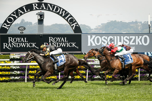 It’s Me flys down the outside to win the 2020 Kosciuszko.