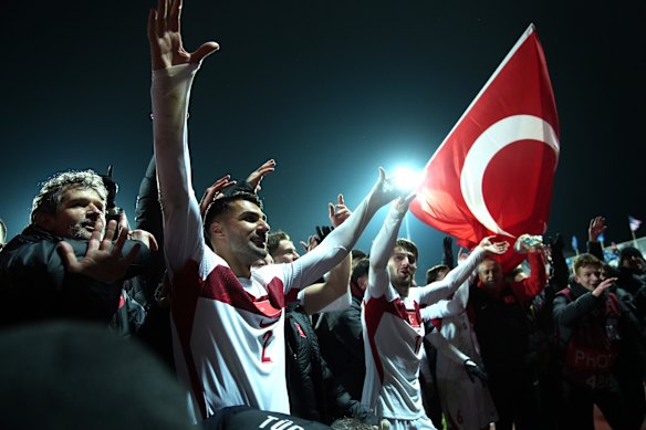 Turkish players celebrate victory after qualifying for the 2026 World Cup.