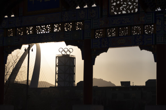 The Olympic logo seen through a paifang, a traditional Chinese gateway arch.  