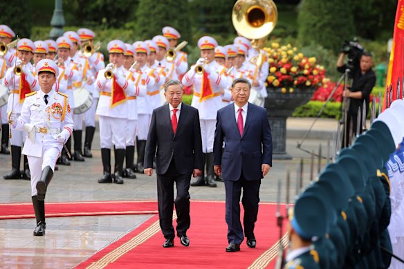 Xi Jinping (right) with Vietnamese leader To Lam.
