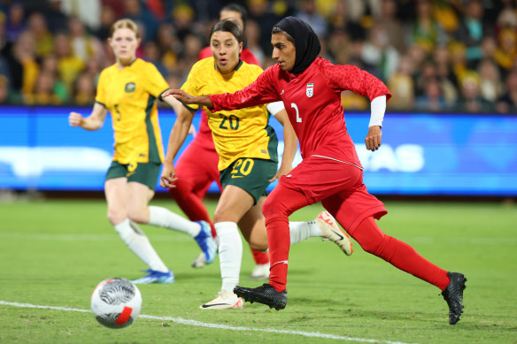 Fatemeh Amineh Borazjani tries to get past Sam Kerr.