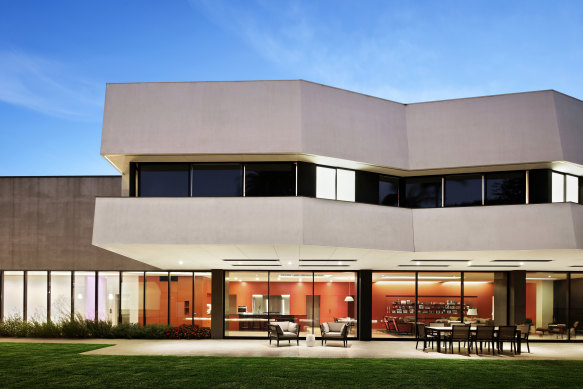 Otahki’s central living areas are fronted by walls of glass and five bedrooms, of which the main is cantilevered over the harbourfront garden.