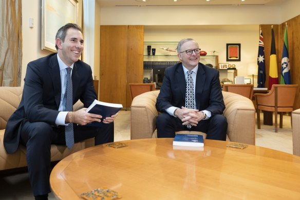 Treasurer Jim Chalmers (L) and Prime Minister Anthony Albanese (R). 