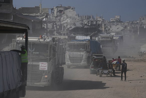 Israel disse que suspenderia a entrega de toda a ajuda humanitária a Gaza até novo aviso.