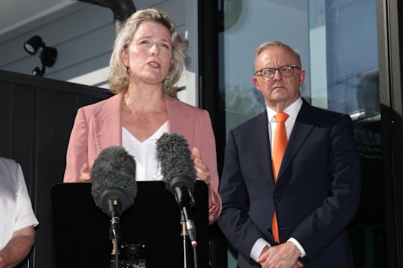 Clare O’Neil and Anthony Albanese campaign in Melbourne. 