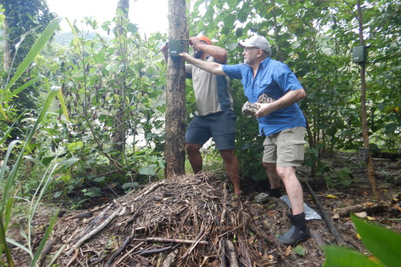 Biologist Laurence Taplin (front) says “crocodiles prefer to leave people
alone”.