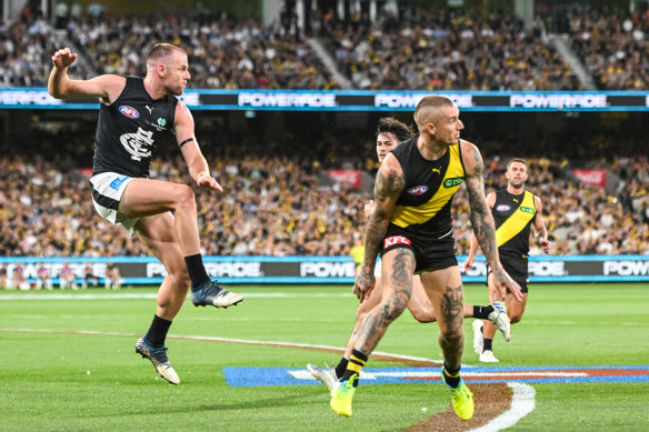 Sam Docherty and Dustin Martin contest for the ball.