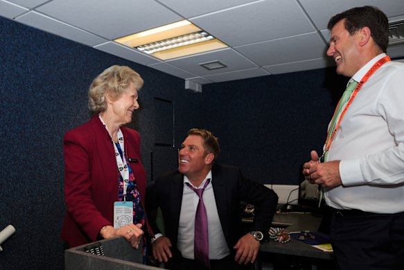 Daphne Benaud with Shane Warne and Mark Taylor in the media centre at the Oval  in 2015.