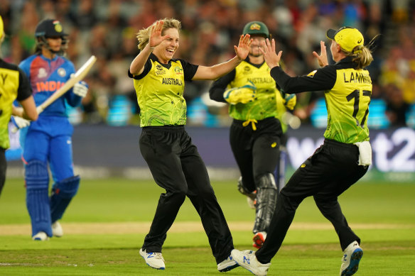 Sophie Molineux celebrates the wicket of Smriti Mandhana during the 2020 World Cup final.