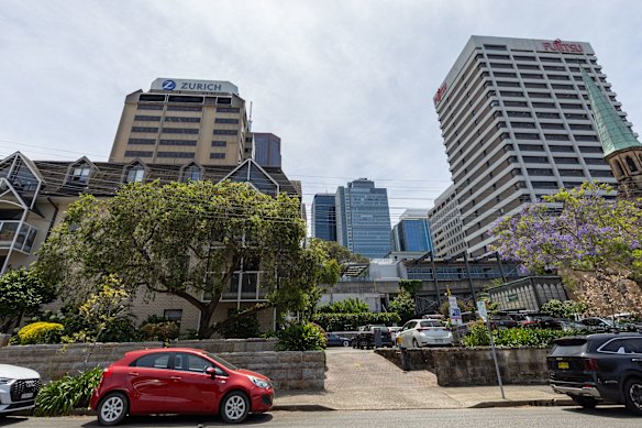 As torres seriam construídas em três locais próximos à estação North Sydney, que fica em uma colina com vista para Lavender Bay.