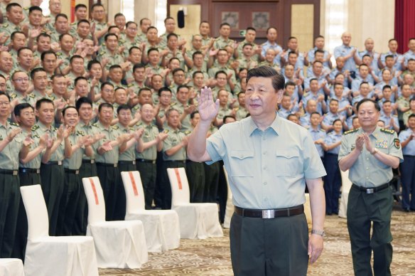 Chinese President Xi Jinping meets with military officers. 