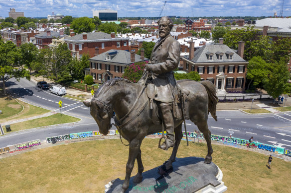 The statue of General Robert E. Lee is the only Confederate monument left on Monument Avenue in Richmond, Virginia. 