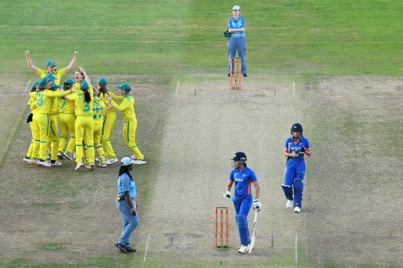 Australian players celebrate after Jess Jonassen took the final wicket.