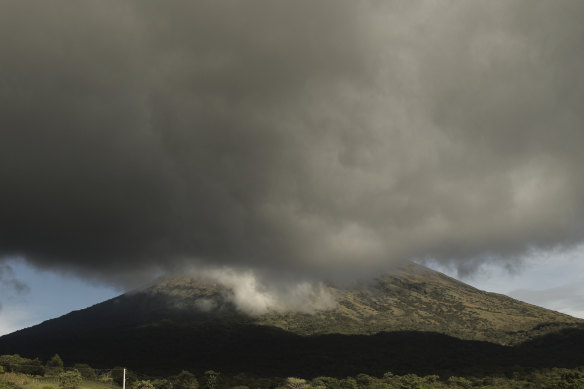 Clouds and gasses surround the Chaparrastique volcano in San Jorge, El Salvador on Tuesday (AEDT).