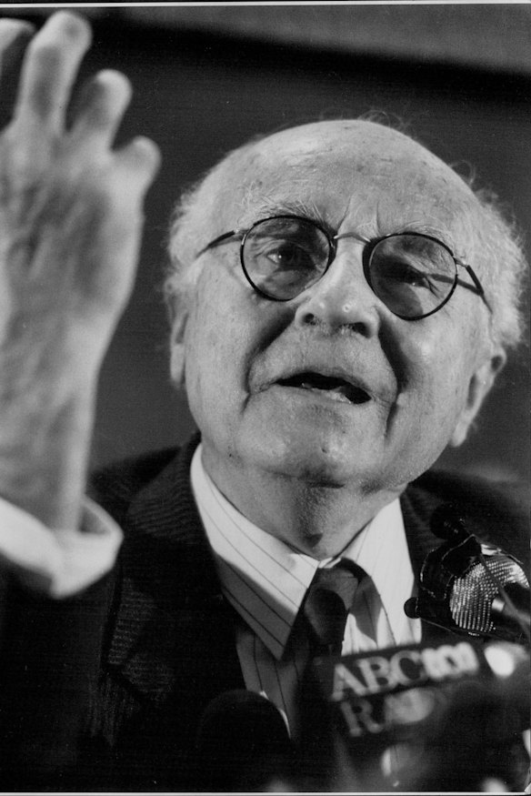 Professor Donald Horne speaks at the Regent Hotel on July 7, 1991.