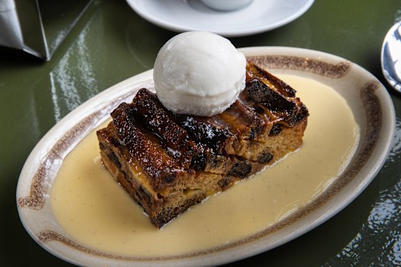 Pudim de pão com manteiga vem com uma generosa quantidade de creme no Le Pub.