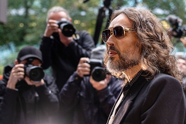 Russell Brand, Londra'daki Southwark Crown Mahkemesi'ne geldi.