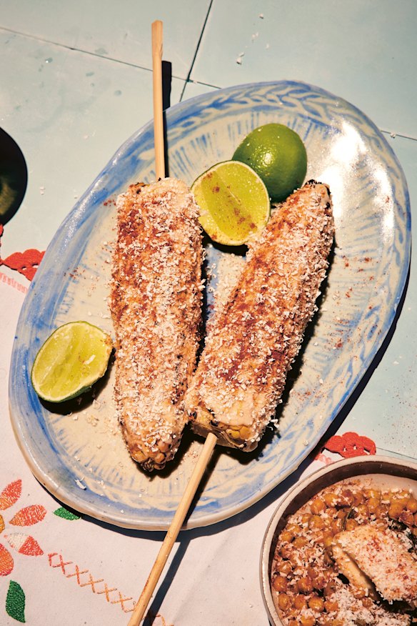 Os pauzinhos de bambu são excelentes espetos de milho.