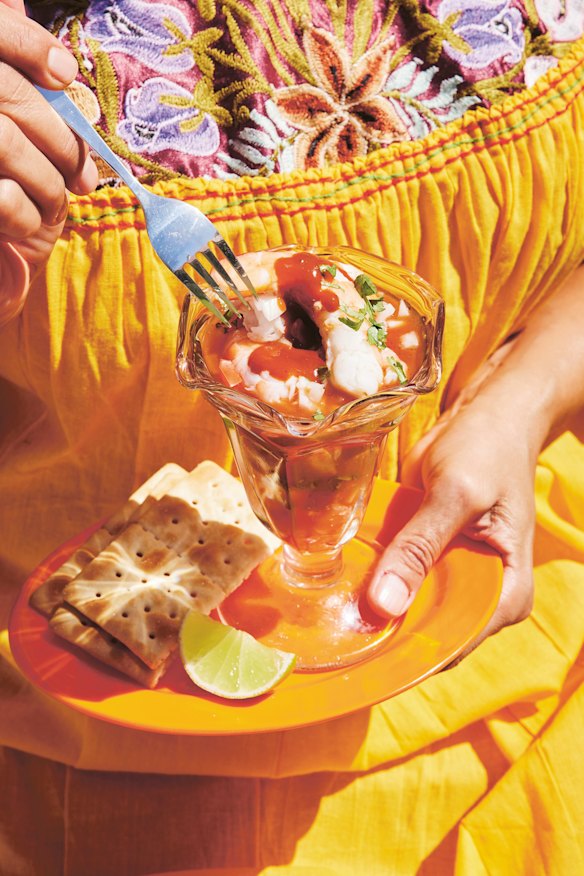 Empilhe o coquetel de camarão em cima dos biscoitos Salada.