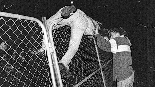While the attention of police was diverted, a Pearl Jam fan, with a little help from his friends, goes over the top.