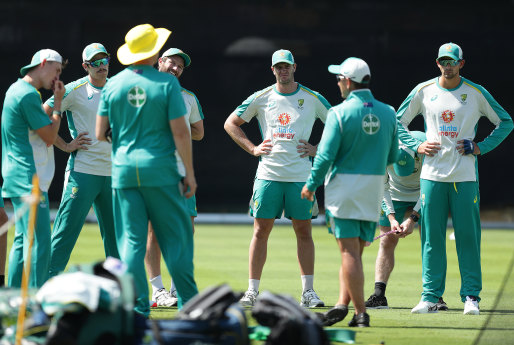 Langer addresses the Australian team at the SCG this week.
