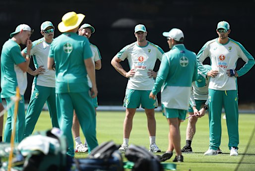 Langer addresses the Australian team at the SCG this week.