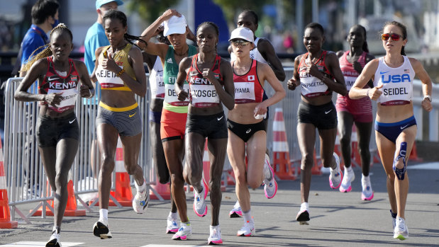 Peres Jepchirchir, left, of Kenya, leads the pack on her way to winning the women’s marathon in Sapporo. 