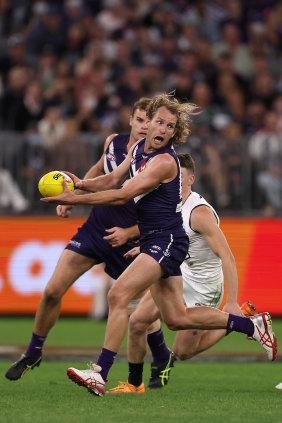 David Mundy looks to handball.