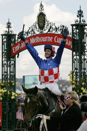 Glen Boss returns to scale aboard Makybe Diva after the mare's third win.