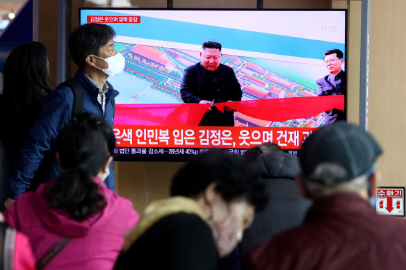  People watch a television broadcast reporting the appearance of North Korean leader Kim Jong-un in Seoul.