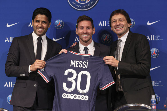 Lionel Messi poses with PSG president Nasser Al Khelaifi and sporting director Leonardo after a press conference in the French capital.