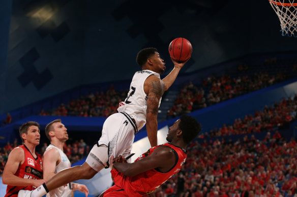 Dillon Stith goes to the basket against Dario Hunt and the Wildcats.