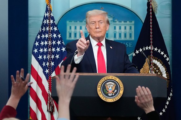 Presiden AS Donald Trump menyampaikan pidato yang panjang dan sering bertele-tele sebelum menjawab pertanyaan pada konferensi pers di Gedung Putih.