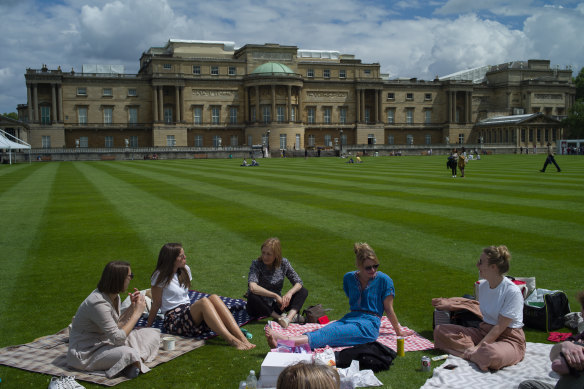 No knives, no dogs and no alcohol are allowed at Buckingham Palace picnics. 