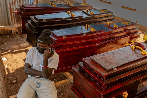 Christian Djakisa, 18 anni, vende bare nel suo negozio a Bunia, nella Repubblica Democratica del Congo.
