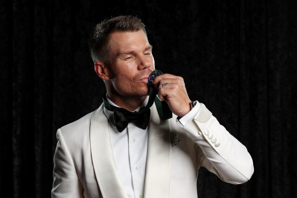 David Warner celebrates his return from his Sanderpapergate ban with his Allan Border Medal, in 2020.