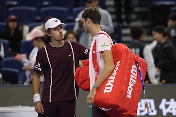 De Minaur consoles Hubert Hurkacz after he withdrew from the semi-final. 