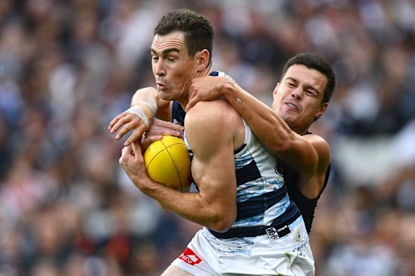 Jeremy Cameron marks in front of Jack Silvagni.