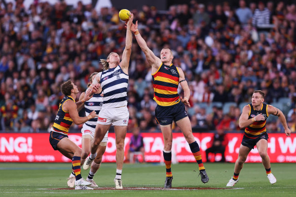 Reilly O’Brien of the Crows competes with Rhys Stanley of the Cats.