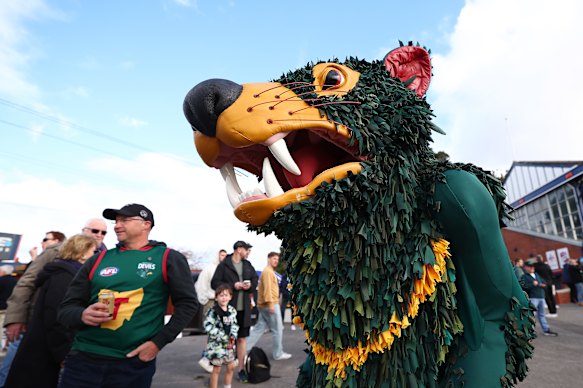 La mascota de los Tasmania Devils, Rum'un, se mezcla con los fanáticos en un juego de VFL.