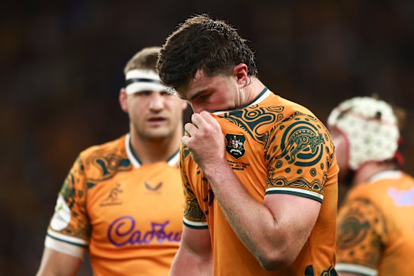 Jeremy Williams, dos Wallabies, parece desapontado após a derrota para a França