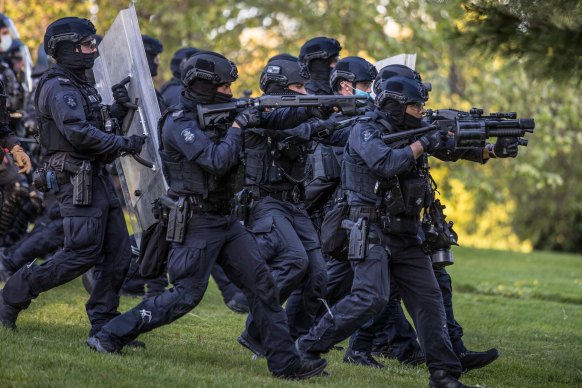 Police move in on anti-vax and anti-lockdown protesters at the Shrine of Remembrance in September 2021.