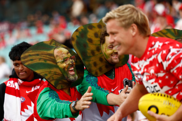 The lizards cheer on the Swans as they run out.