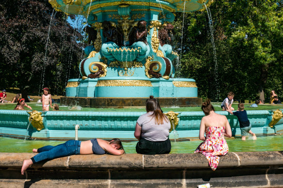 You’ll find Scottish sunbathers half-naked on rooftops and window ledges, in their gardens or in parks.